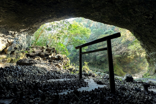 Foto shinto-schrijn poort in de grot