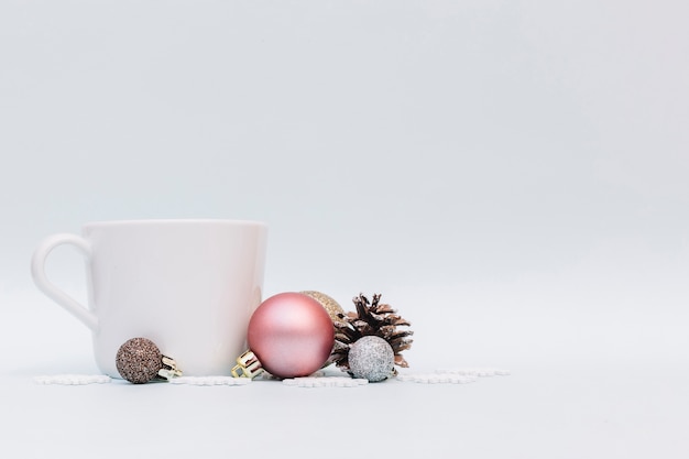 Photo shiny baubles with white cup