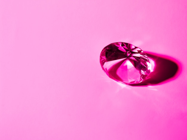 Diamante di cristallo lucido su sfondo rosa