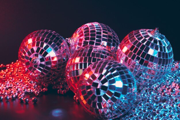 Блестящая дискотека с зеркальными шарами, отражающими свет