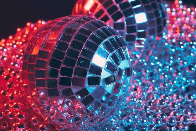 Photo shiny disco party  with mirror balls reflecting light