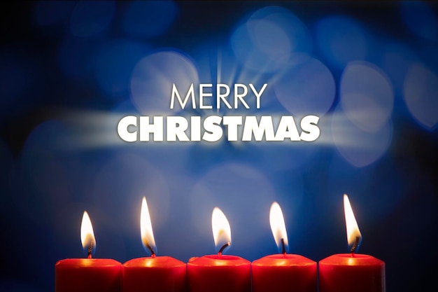 Блестящий текст Счастливого Рождества с пятью свечами
