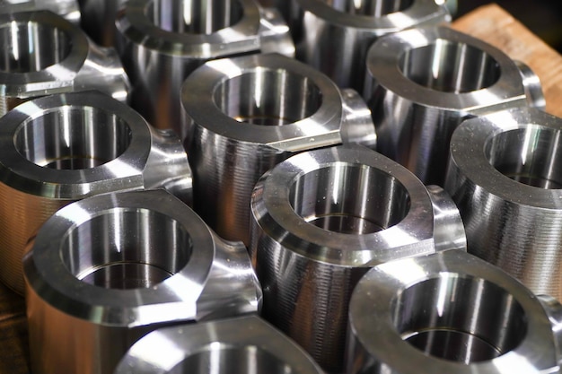 Фон блестящих стальных деталей Регулярный образец промышленного производства металла с избирательным фокусом Высокий