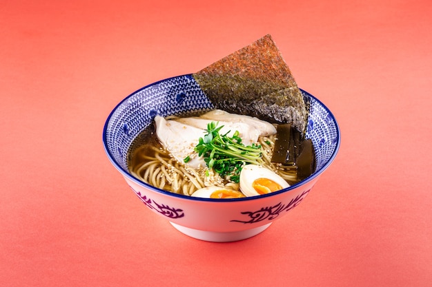 Shio ramen noodle dikke soep met kip en eieren