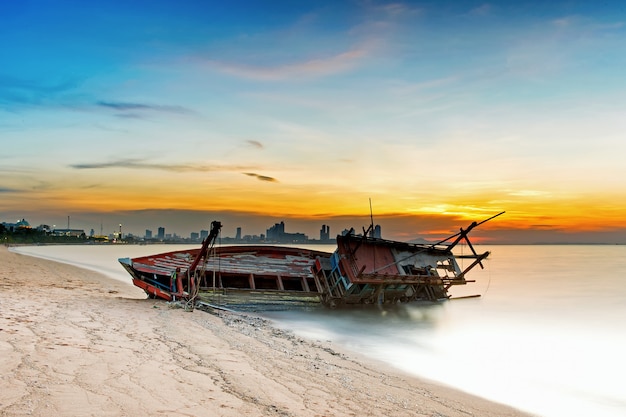 Nave capovolta nella città di pattaya