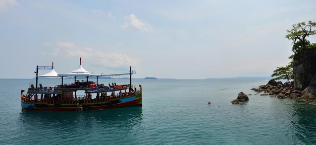 船のクルーズまたはボートツアーの停留所は、タイの人々と外国人旅行者の旅行を受け取り、リラックスして、タイランド湾の海の海でトラートタイのチャン島で水泳をします。