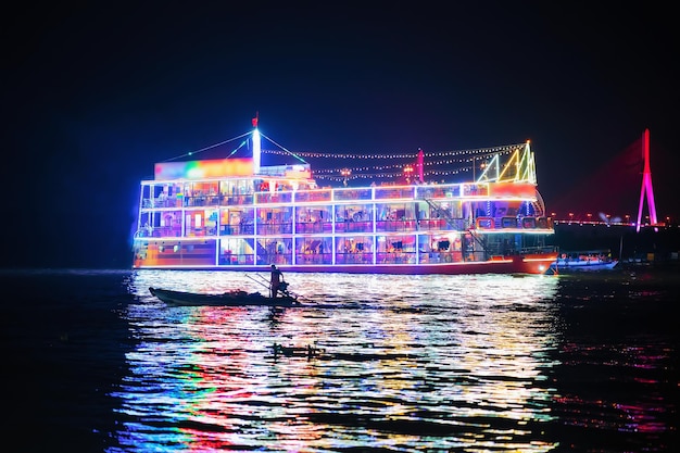 Photo ship at the delta mekong in can tho, vietnam, at night