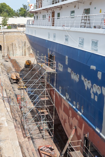 Photo ship in dry dock on ship repairing yard