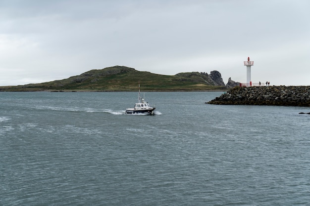 사진 howth 항구에 들어가는 배.