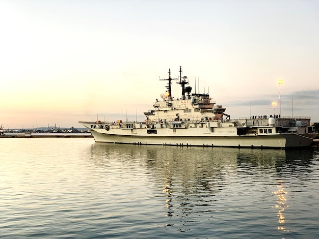 Foto nave ormeggiata al porto contro il cielo durante il tramonto