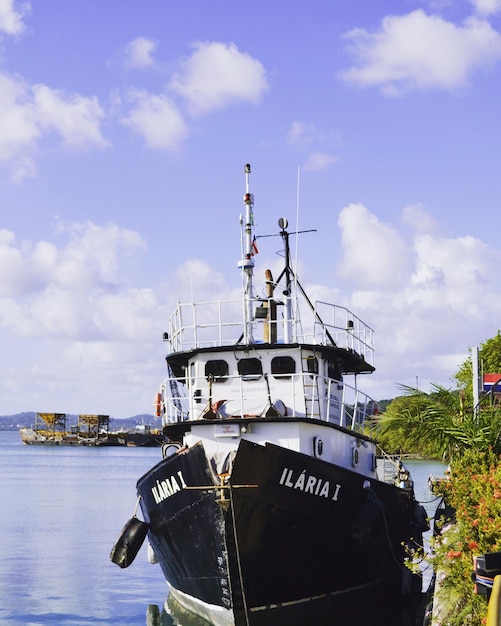 Photo ship moored at harbor against sky