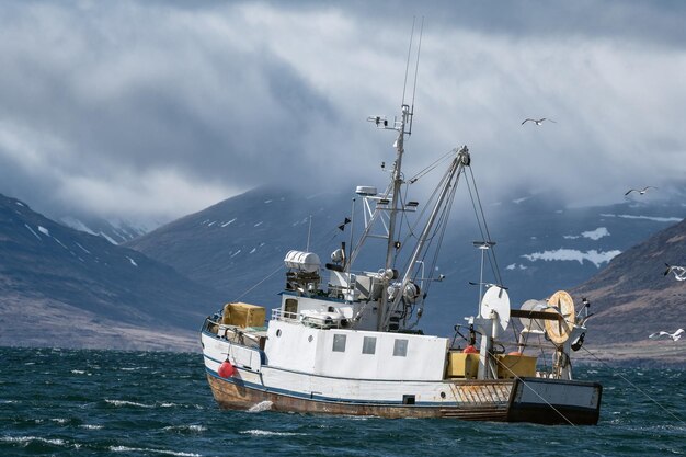 Photo ship moored in sea against sky