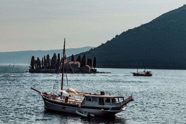 Perast 마을 근처에 배. 몬테네그로