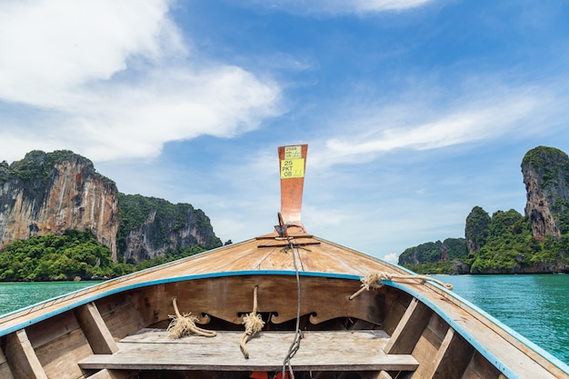 Railay, 크라비, 안다만 해, 태국에서 바다에서 선박 코 전면보기 긴 꼬리 보트