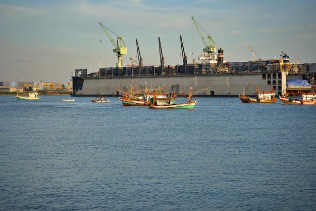 Foto lavoro di riparazione navale situato a laem chabang sriracha chonburi, thailandia