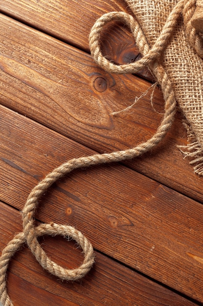 木製の船のロープ