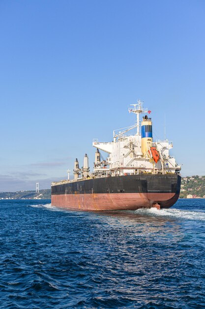 Photo ship sailing in sea against clear blue sky