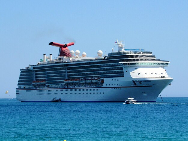 Photo ship sailing on sea against clear sky