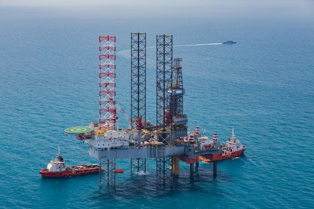 Корабль в море против неба