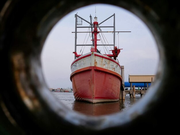 Корабль в море против неба