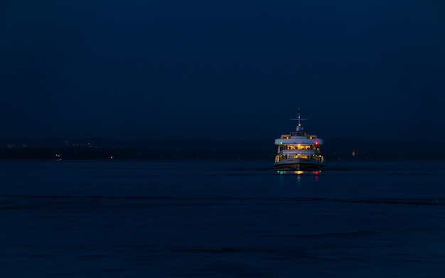 夜の海での船