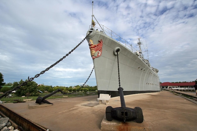 Photo a ship with the name of the ship on the front is from the company of the navy.