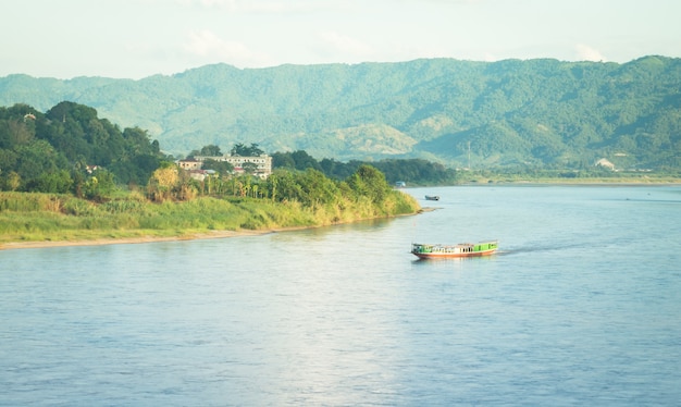 Barca di lao di spedizione sul fiume mae khong