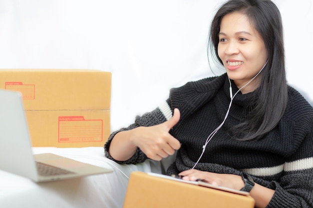 Spedizione online donna asiatica avviare un piccolo imprenditore la lista di controllo accetta l'ordine online