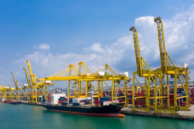 Shipping port and shipping containers with crane