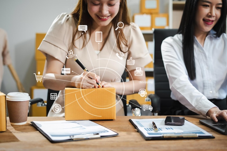 Photo 網路購物: 女人開設小企業主,在工作中將地址寫在紙盒上,小企業家,中小企業或自由職業女性,在家裡用盒子工作