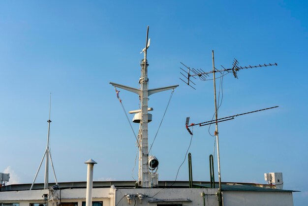 Navi antenna e sistema di navigazione su un traghetto con luce solare e cielo blu sullo sfondo thailandia
