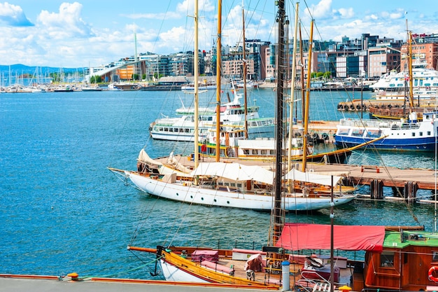 Foto navi e barche nel porto di oslo, norvegia