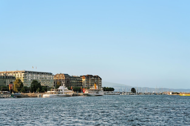 여름에는 Quai du Mont-Blanc 근처 Geneva Lake, 스위스 제네바에서 선박.