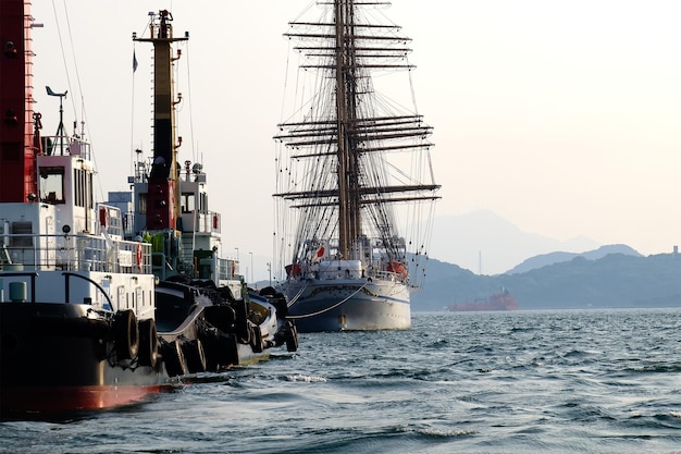 写真 空と対峙する海の船