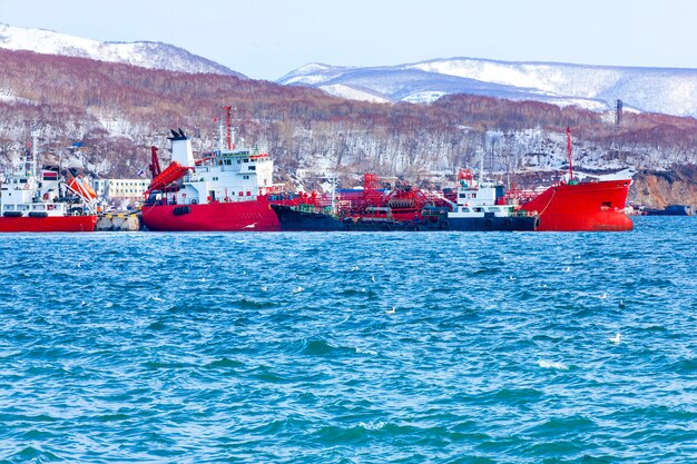 Navi vicino al molo nel porto marittimo della kamchatka.