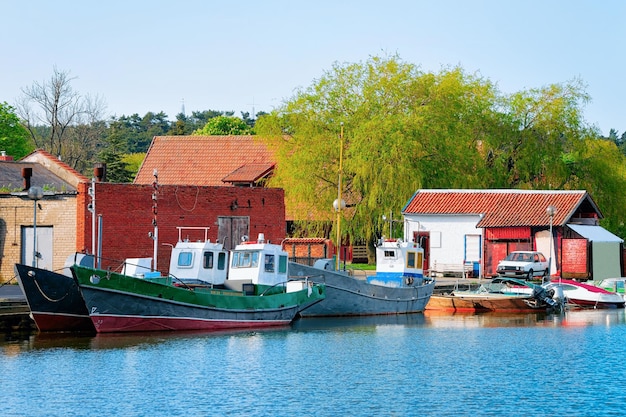 리투아니아의 Curonian Spit에 있는 Baltic Sea의 Neringa에 있는 Klaipeda 근처의 Nida 리조트 타운에 있는 선박.