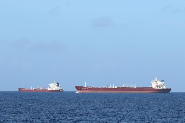 Photo ships sailing on sea against sky