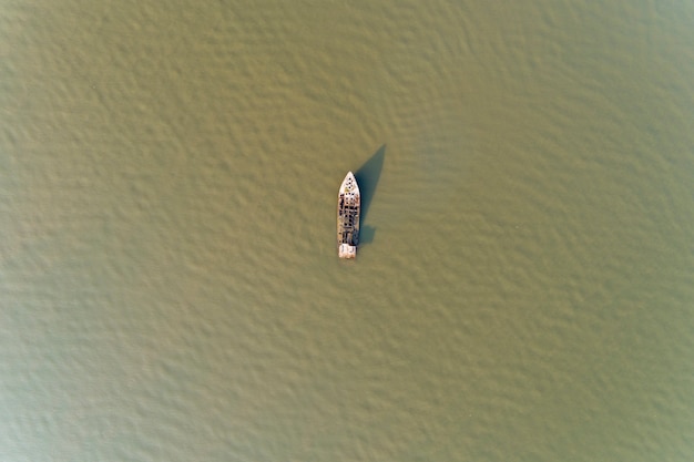 アンダマン海の高角度のビュードローンショットの難破船