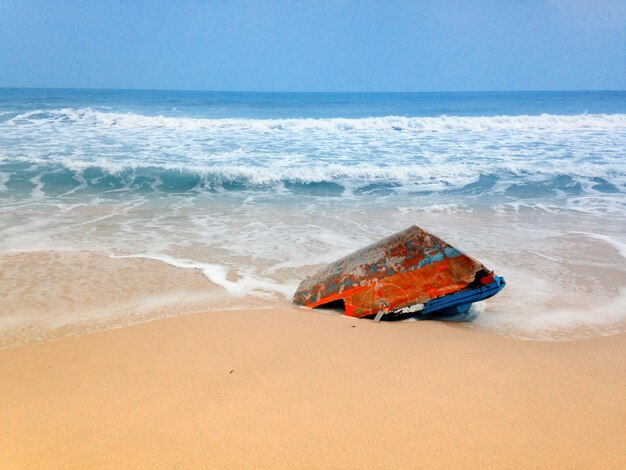 Foto navaggio naufragato sulla spiaggia contro il cielo