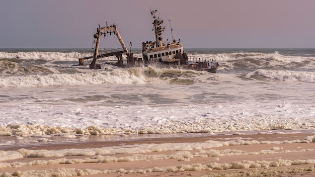 Un naufragio incagliato sulla spiaggia nell'oceano atlantico nel parco nazionale della costa di scheletro in namibia, africa.