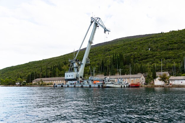 モンテネグロ、コトル湾のビエラにある港湾クレーンのある造船所