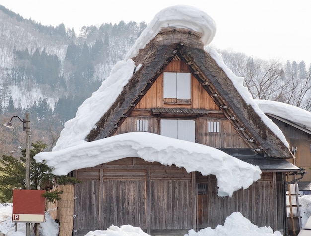 白川郷、日本の歴史的な冬の村。