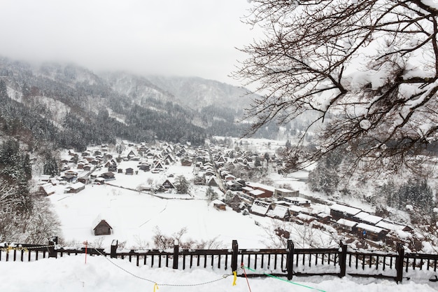 冬季には雪が降る白川郷村