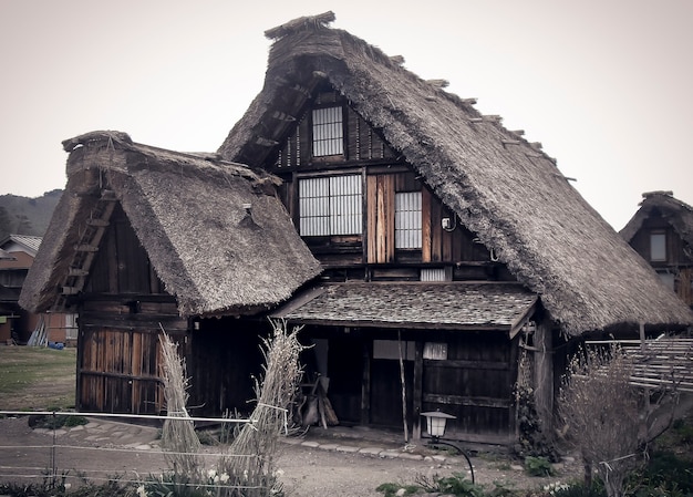 写真 白川子伝統家屋・世界遺産・村・観光スポット・日本の民俗建築・屋根の特徴的なデザイン。