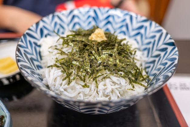 Shirasu don een populair Japans eten gemaakt met verse shirasu baby sardines op de rijst Populair Japans voedsel op het eiland Enoshima