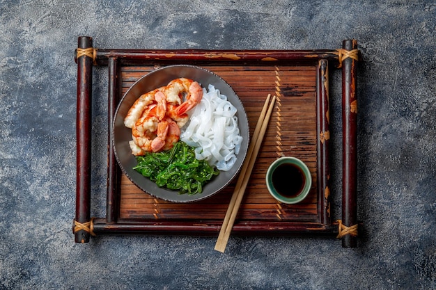 Photo shirataki noodles shrimps and seaweed chuka bowl healthy low carbs low calories lanch