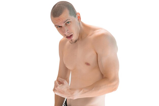 Foto shirtless bodybuilder buigen biceps geïsoleerd op een witte achtergrond arm figuur vuist guy gymnastiek knap menselijk macho model spier poseren krachtig sterk sport