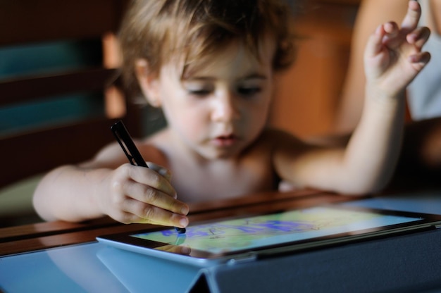 Photo shirtless girl using digital tablet at home