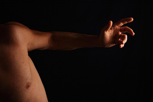 Photo shirtless man against black background