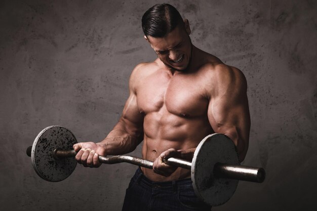 Uomo senza camicia che si esercita in palestra